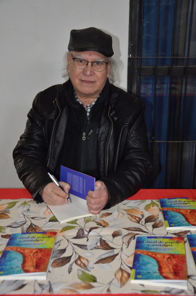 Alejandro Miranda posa con su libro Cárcel de Papel y Nostalgia