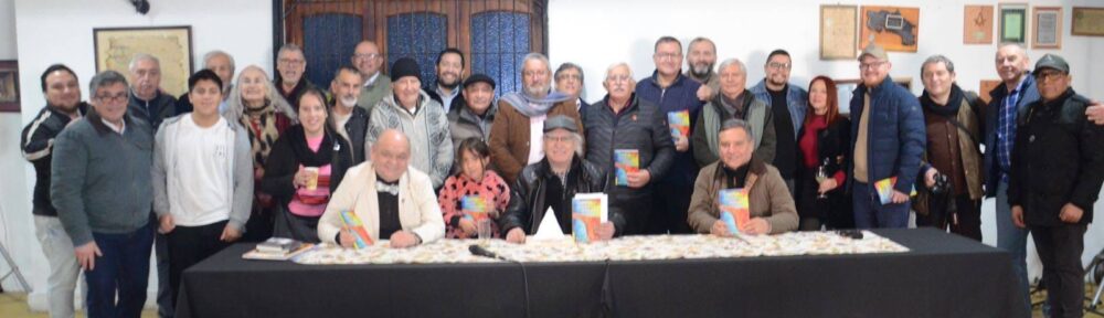 Alejandro Miranda posa con su libro Cárcel de Papel y Nostalgia