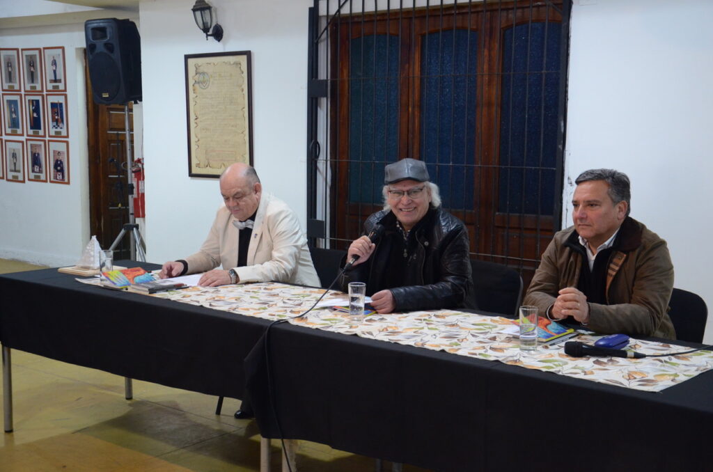 Alejandro Miranda junto a Robinson Recabarren y Leo Lobos durante la presentación de "Cárcel de Papel y Nostalgia"